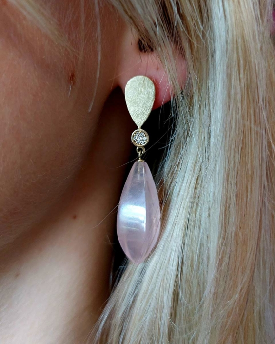Geelgouden oorhangers Dame Du Ton met rozenkwarts en roze diamant Geelgouden oorhangers Dame Du Ton met lange rozenkwarts pegels en roze diamant pavé.