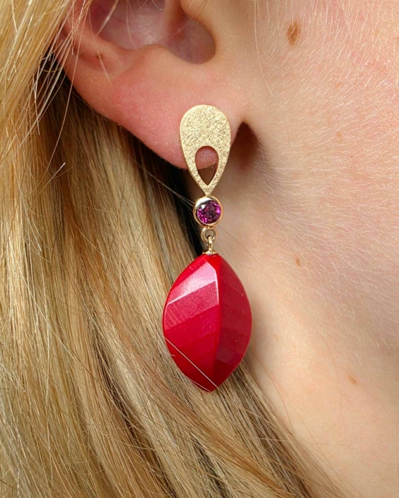 Geelgouden oorhangers Dame Du Ton met spinel en samengesteld koraal Geelgouden oorhangers Dame Du Ton met spinel en bladvormige hangers van samengesteld koraal.
