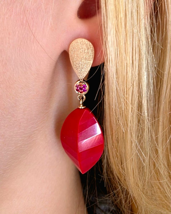 Geelgouden oorhangers Dame Du Ton met spinel en samengesteld koraal Geelgouden oorhangers Dame Du Ton met spinel en bladvormige hangers van samengesteld koraal.