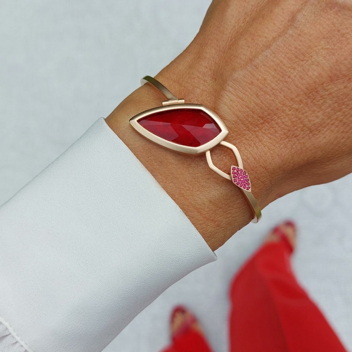 armband En De Kleur Is… Rood, robijn
