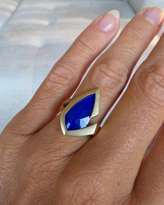 Geelgouden ring On The Road met Lapis Lazuli Geelgouden ring On The Road met een diepblauwe Lapis Lazuli in een asymmetrisch, architectonisch ontwerp.