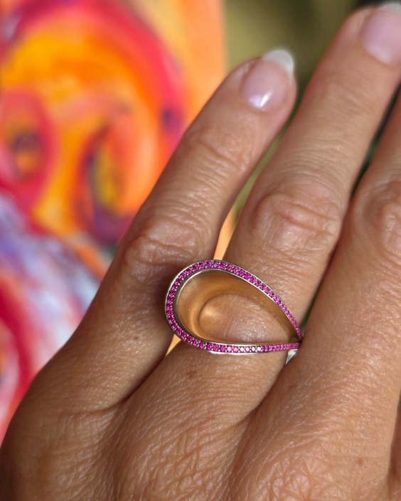Ring Met Dank Aan Het Circus in geelgoud met robijnen Geelgouden ring Met Dank Aan Het Circus van Susurrad’or by Suzan Hotho, met pavé gezette robijnen in een druppelvorm.