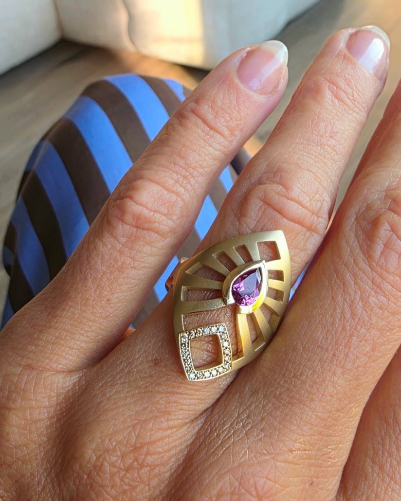 Geelgouden ring Tough Elegance met rhodoliet granaat en champagne diamanten Geelgouden Tough Elegance ring met druppelvormige rhodoliet granaat en champagne diamanten.