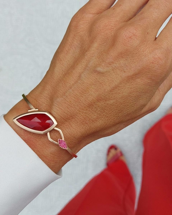 Roségouden armband En De Kleur Is… Rood met robijn Roségouden spangarmband van Susurrad’or by Suzan Hotho, met robijn triplet en robijntjes in het slot.