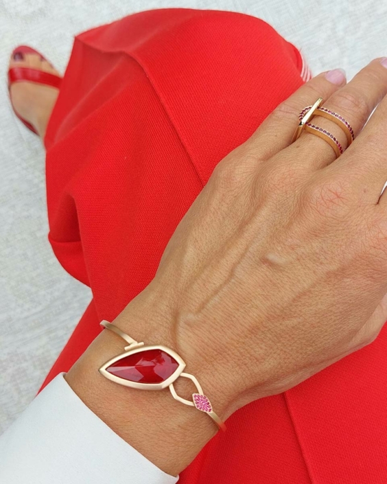 Roségouden armband En De Kleur Is… Rood met robijn Roségouden spangarmband van Susurrad’or by Suzan Hotho, met robijn triplet en robijntjes in het slot.