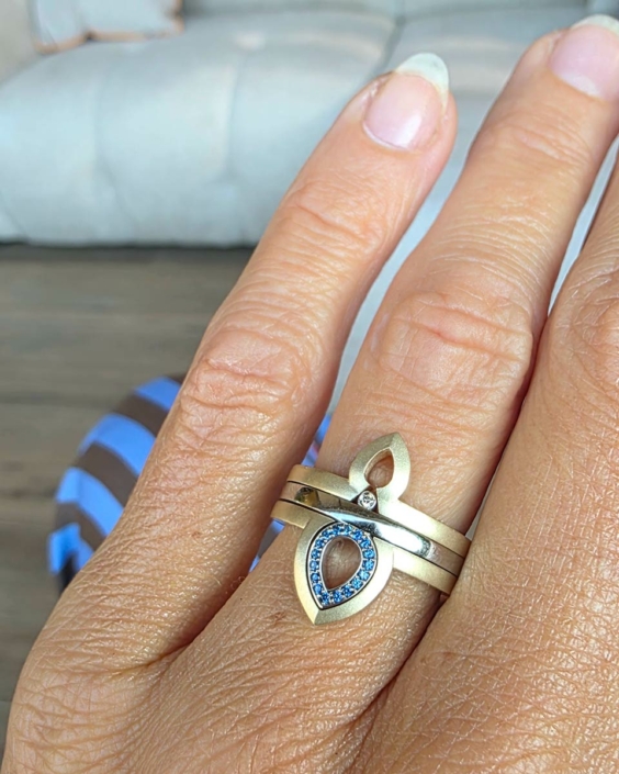 Feessie ringset van drie ringen in geelgoud en witgoud met saffier en briljant Feessie ringenset van Susurrad’or by Suzan Hotho, opgebouwd uit drie combineerbare ringen in geelgoud en witgoud, gezet met saffier en briljant.