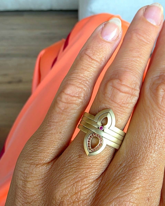 Geelgouden ring Feessie met oranje en roze saffier Geelgouden ring Feessie van Susurrad’or by Suzan Hotho, gezet met oranje en roze saffier.