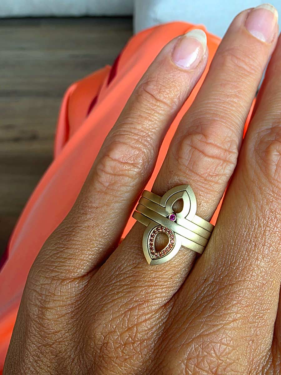 Geelgouden ring Feessie met oranje en roze saffier Geelgouden ring Feessie van Susurrad’or by Suzan Hotho, gezet met oranje en roze saffier.