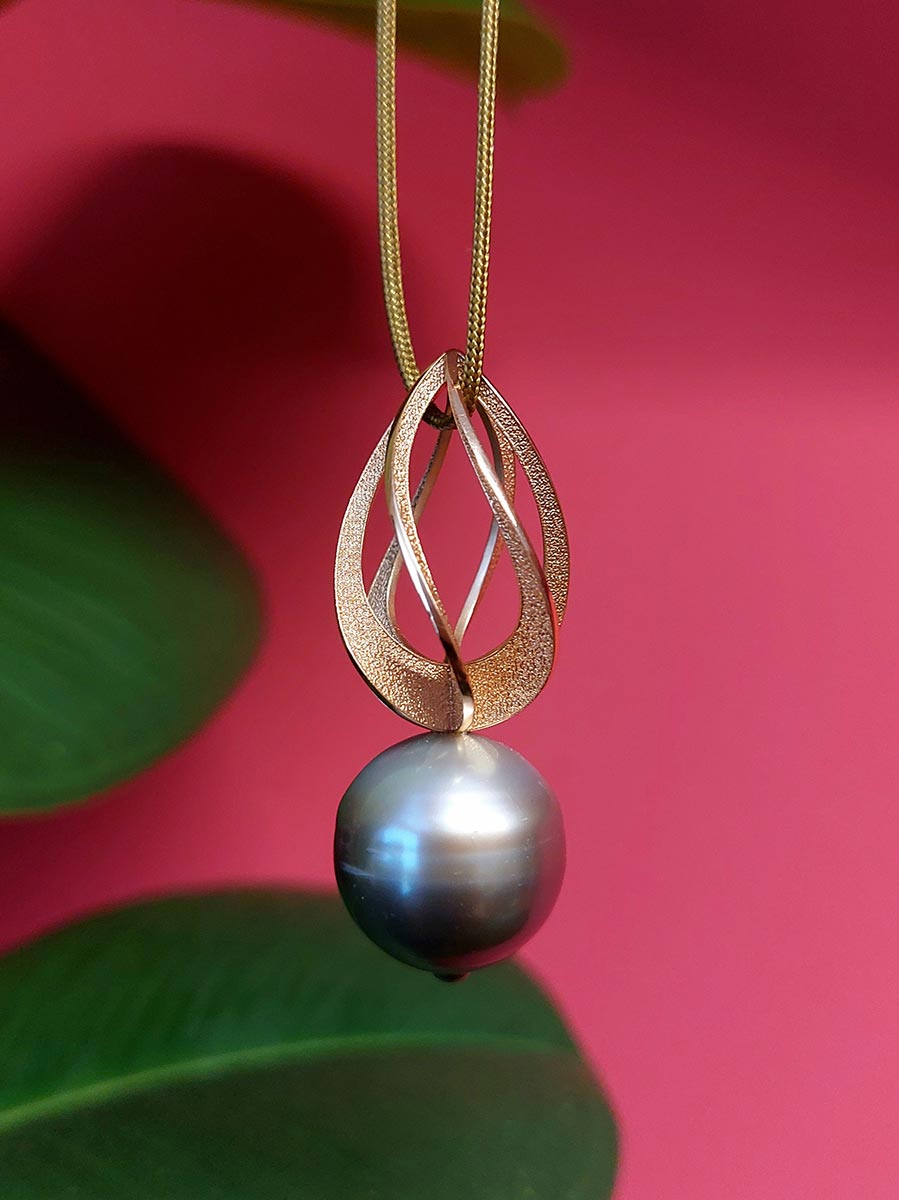 hanger Onomwonden Grote gouden hanger Onomwonden van Susurrad’or by Suzan Hotho, met Tahiti parel.
