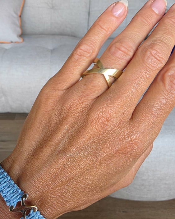 Geelgouden ring Immer Gerade Aus Geelgouden ring Immer Gerade Aus met een strak, grafisch ontwerp van kruisende lijnen.