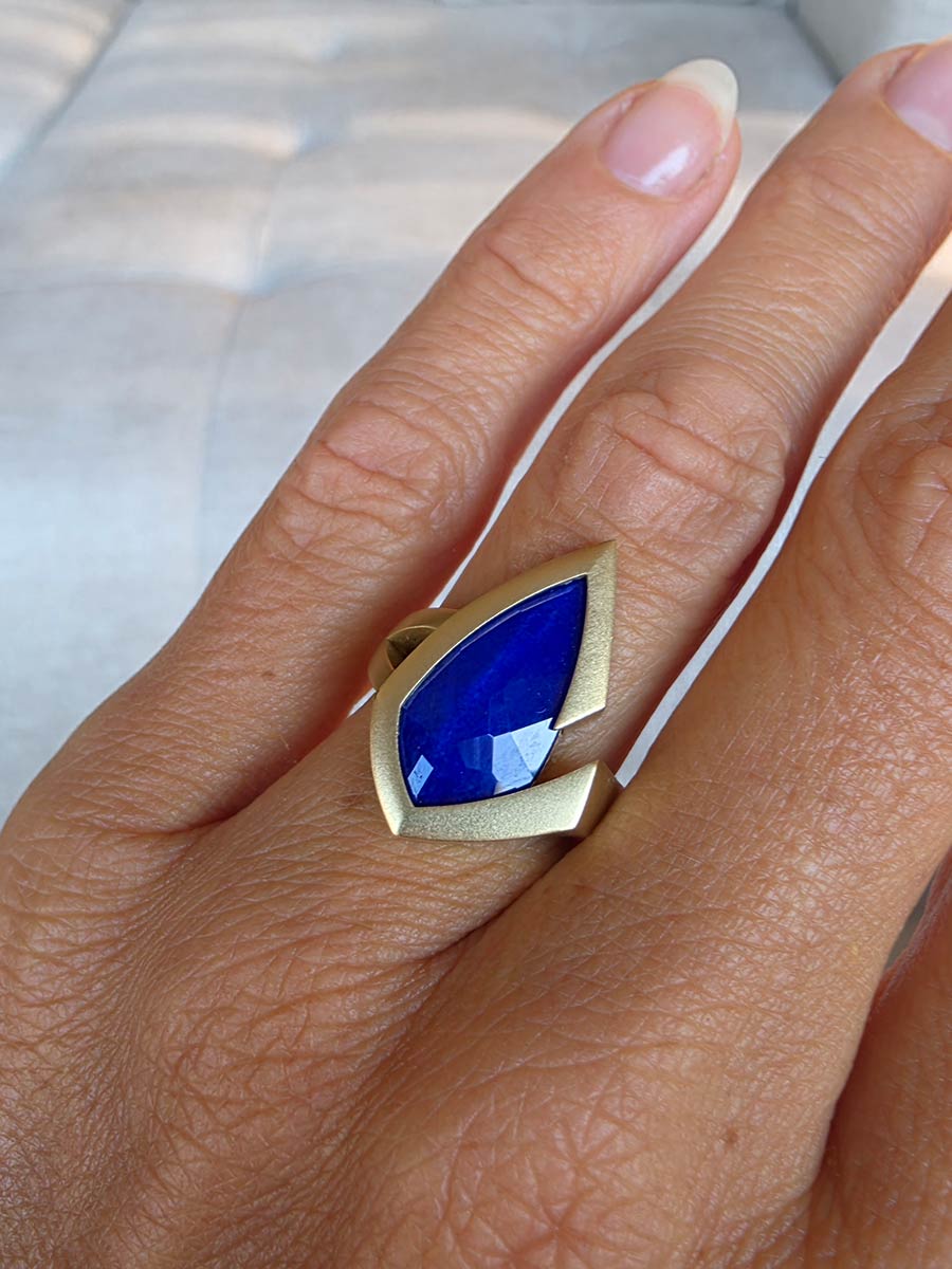 Geelgouden ring On The Road met een diepblauwe Lapis Lazuli in een asymmetrisch, architectonisch ontwerp.