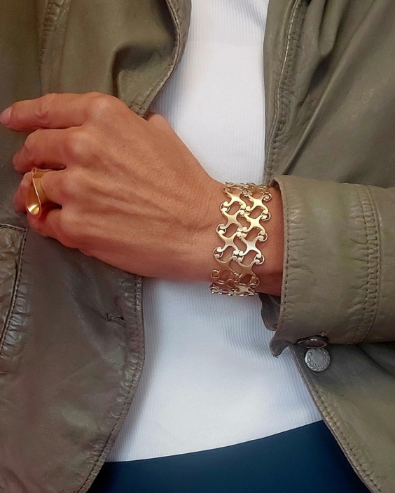Geelgouden armband Sans Gêne Duo van Susurrad’or by Suzan Hotho, een dubbele schakelarmband met opengewerkte schakels.
