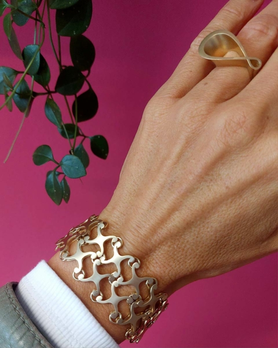 Geelgouden armband Sans Gêne Duo van Susurrad’or by Suzan Hotho, een dubbele schakelarmband met opengewerkte schakels.