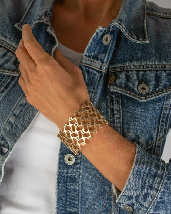 Geelgouden Sans Gêne Trio van Susurrad’or by Suzan Hotho, een drievoudige schakelarmband met opengewerkte schakels.
