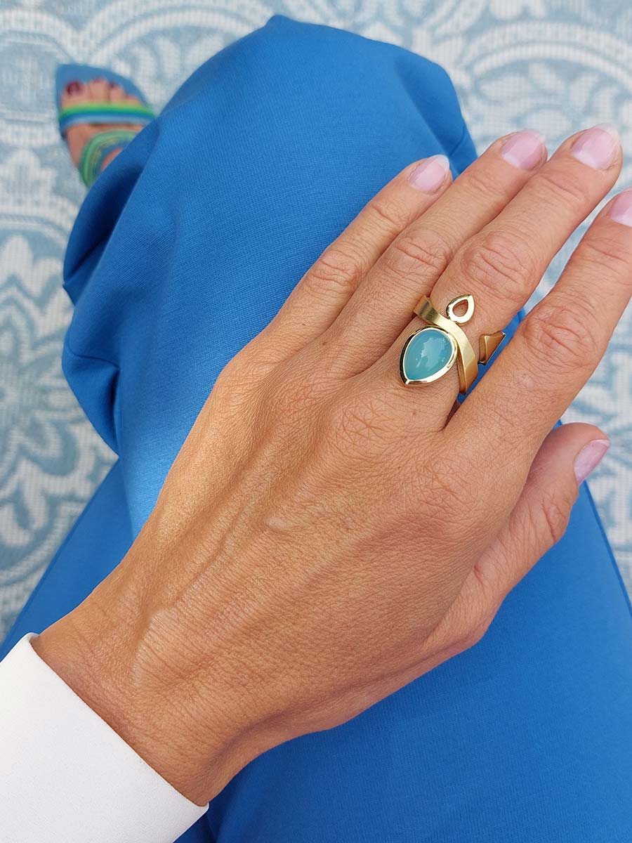 ring Stoer Meisje Geelgouden Stoer Meisje ring met een grote peervormige blauwe chalcedoon cabochon. Een opvallend ontwerp waarin vrouwelijke elegantie en kracht samenkomen.