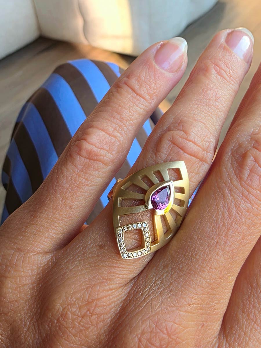 Geelgouden Tough Elegance ring met druppelvormige rhodoliet granaat en champagne diamanten.