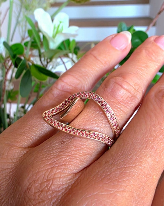 Geelgouden ring Vermiljoen Veel met oranje saffieren Geelgouden ring Vermiljoen Veel met opengewerkte vorm en pavé gezet met oranje saffieren.